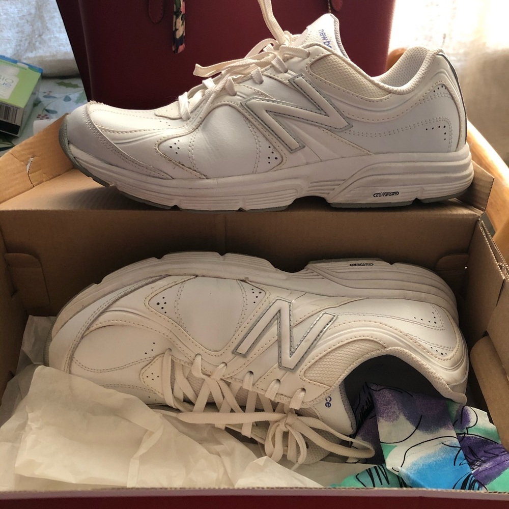 Women’s new balance white leather shoes